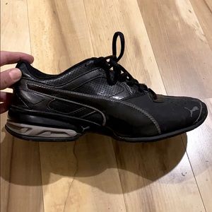 Black Puma sneakers 7.5
